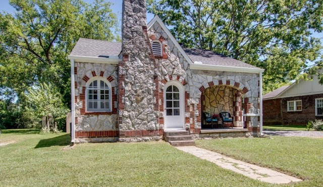 Little Stone House in the Heart of Murfreesboro