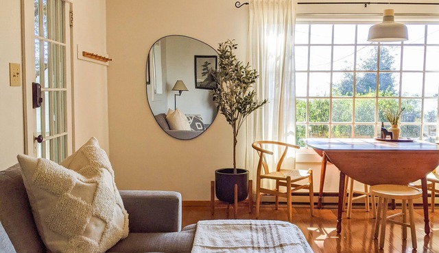 Little Stuga - Cozy, Private, Walk to water w/views