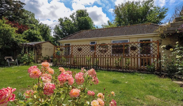 LITTLE TIMBERS, pet friendly, with a garden in Ringwood