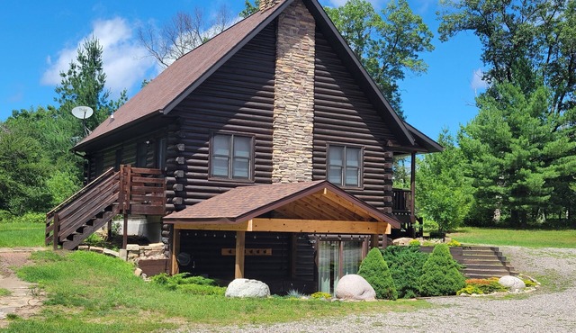 Little Valley private log cabin in the woods by Lake Petenwell