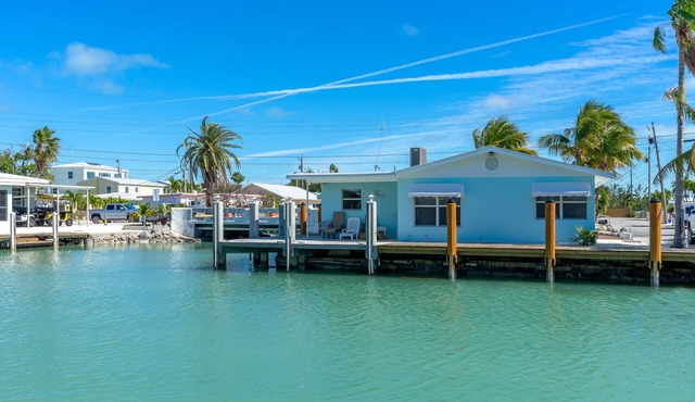 Little Venice Beauty - 2 Bedrooms, waterfront, completely updated, dockage!