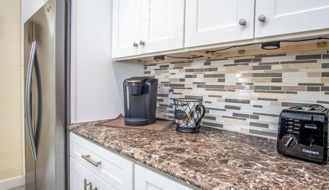 Little Venice Family Affair 2 bedroom 1 bath One Block from the Ocean