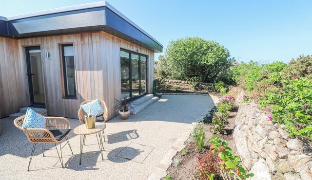 LITTLE VICTORY, pet friendly, with hot tub in Pendeen