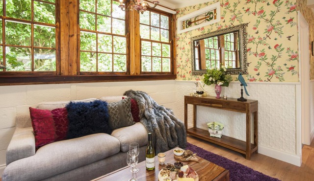 Little Violet - This beautifully recrafted cottage for 1 couple has been styled for you by an interior decorator.