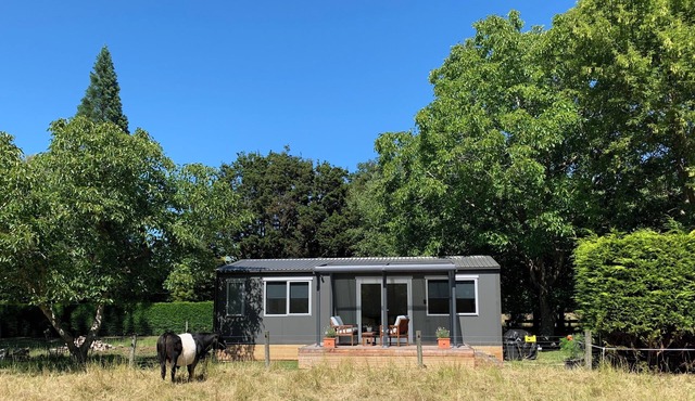 "Little Walnut" A charming rural tiny home only 15 minutes from Chch airport.