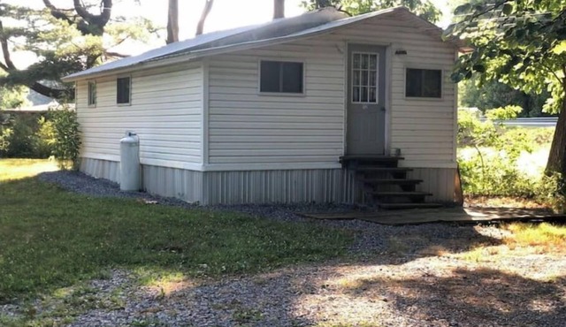 Little White Cabin by the river, fishing trails, kayaking, near State Park lake