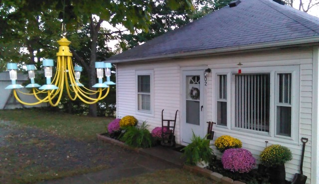 Little White Cottage-Country Setting In Town Just 5 minutes to The Ark Encounter