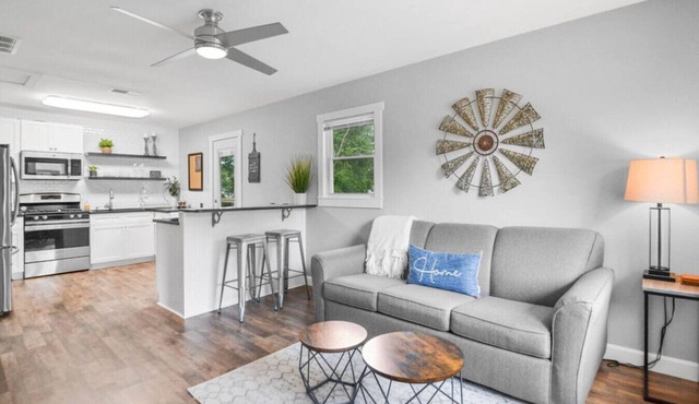 Little White House King Bed 1mi Downtown