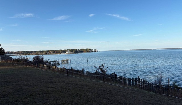 Little White Rose Cottage on the banks of the Rappahannock River