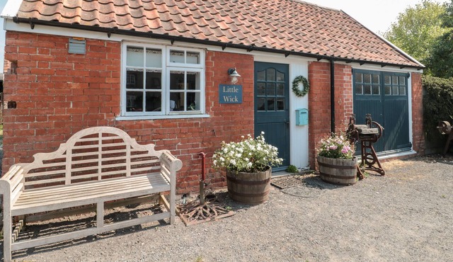 LITTLE WICK, family friendly, character holiday cottage in Lympsham
