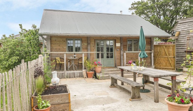 LITTLE WILLOW, pet friendly, with open fire in Child Okeford