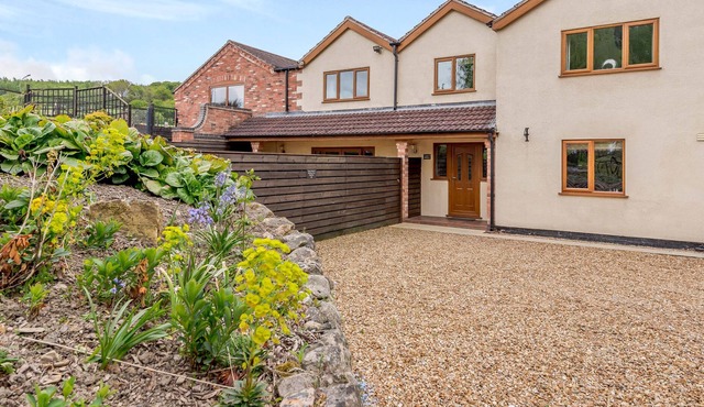 LITTLE WILLOW, pet friendly, with a garden in Golden Valley