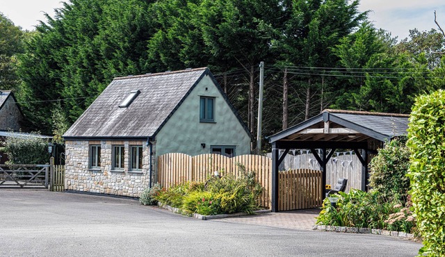 LITTLE WILLOW, romantic, with a garden in St Columb Major