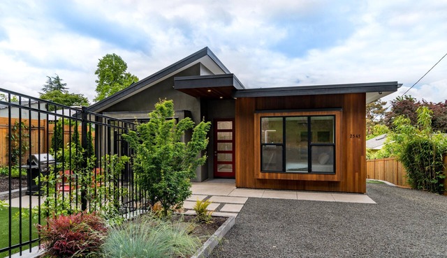 "Little Wing" - modern & stylish ideal UO location