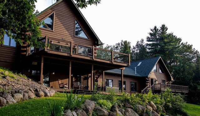 Little Wolf Lodge–Spacious 5+ Bedroom Cabin on the Little Wolf River! Sleeps 16