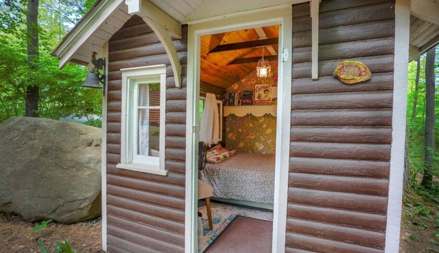 Little Wooded Retreat with breakfast and spa!
