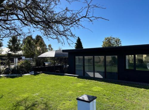 Little Woodlands Chalet with Private Garden & Hot Tub