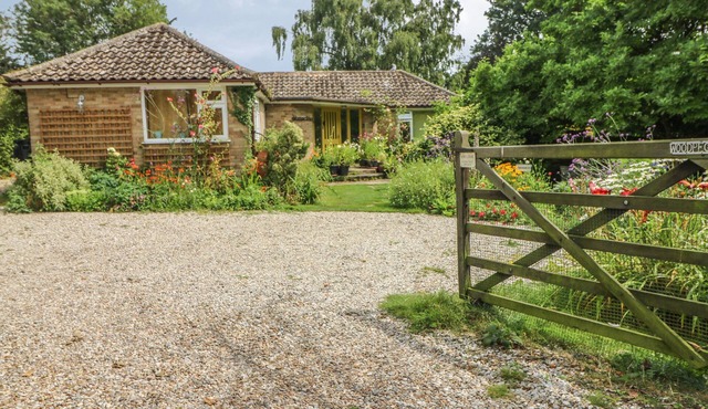 LITTLE YAFFLE, pet friendly, with a garden in St Margaret's At Cliffe