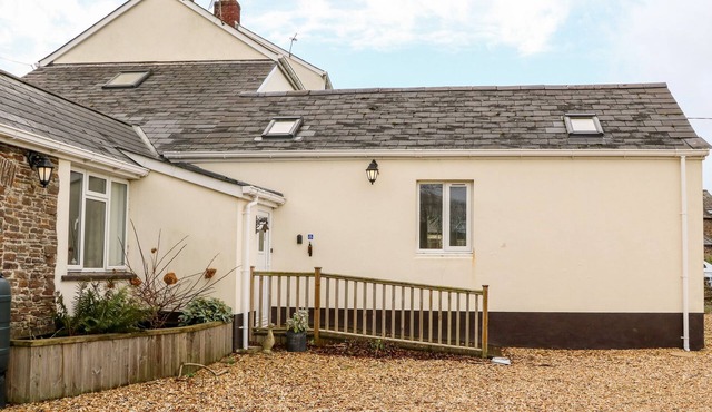 LITTLEHAM COURT COTTAGE, pet friendly, with hot tub in Bideford