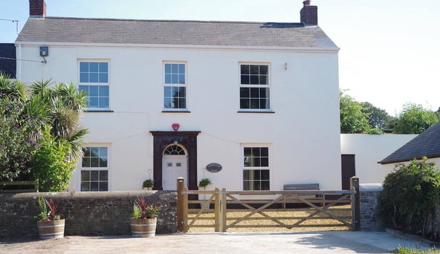 LITTLEHAM COURT MANOR, pet friendly, with hot tub in Bideford
