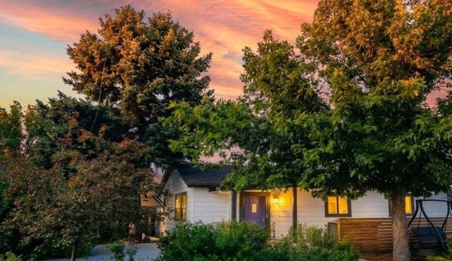 Littleton Cottage🏡2 blocks to Main🛍️Pets🐶Fenced Yard♨️Firepit🤑0 Cleaning & Pet Fee