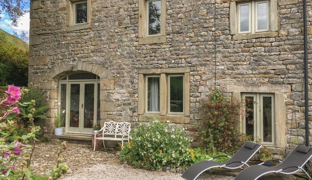 LITTON HALL BARN COTTAGE, family friendly, with open fire in Litton