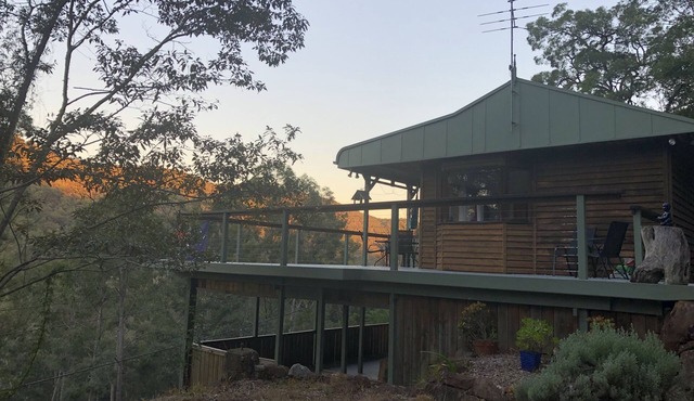 Litttle House on the Hill- Hawkesbury River Views -Overlooking National Park.