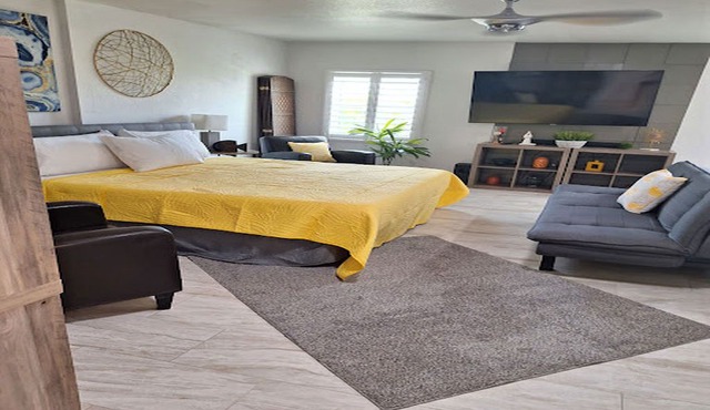 LIUXURY STUDIO IN DEEDED COMMUNITY GOLF ! BLOCK AWAY, HEATED POOL!