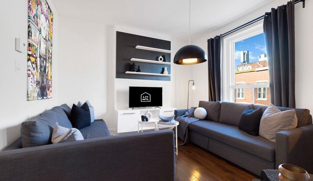 LiV MTL Chic Spacious 4BR Suite Rooftop & BBQ Downtown Montreal