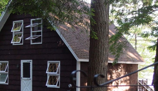 Live “Carefree” at Sorgenfrei – Pet-Friendly Lakefront Retreat