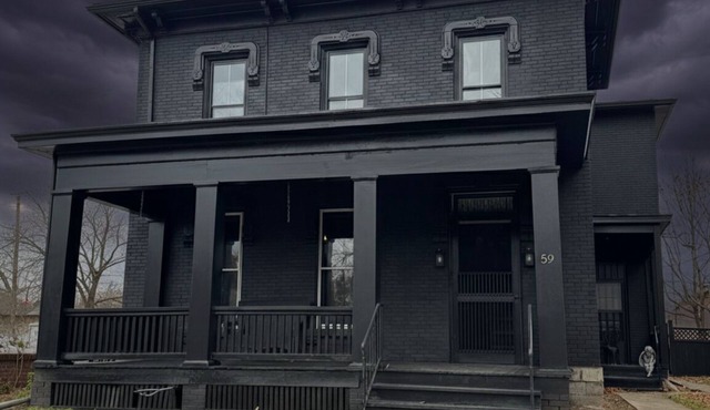 Live Deliciously: A 4BR Morticia-Inspired Gothic Escape in the heart of downtown