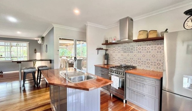 Live in Kuranda Village | Lush garden | Balcony dining