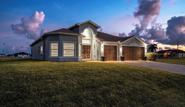 Live in luxury on your vacation. Massive 2600sqft of privacy and tranquility.