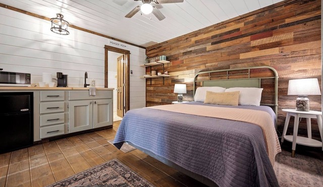 Live Laugh Adventure- Studio cabin with kitchenette