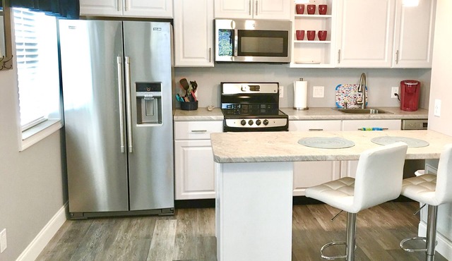 Live like a local :) 2 BLOCKS TO THE BEACH!