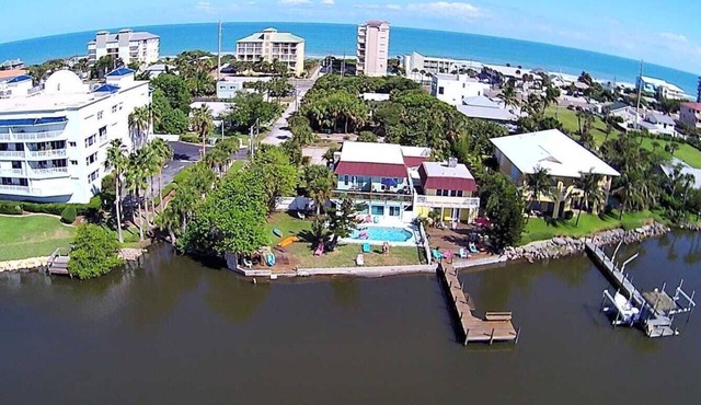 Live like in Paradise directly on the Banana River with Pool 150m to the Beach