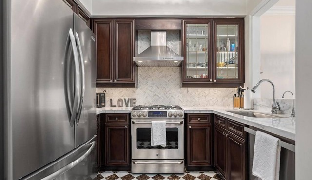 Live Like Royalty Close To Casa Loma