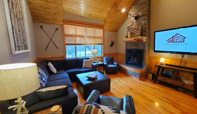 LIVE LODGE LIFE- Upscale decor, sleeps 15, hot tub, bikes, 10x SHARC, amazing!