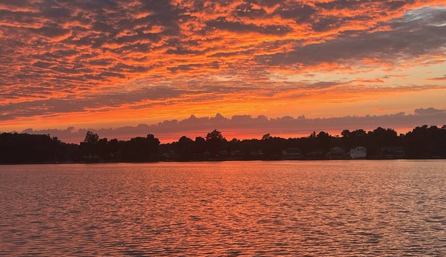Live & Love Life on the Lake at Sunset Cottage!