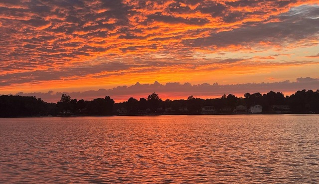 Live & Love Life on the Lake at Sunset Peak!