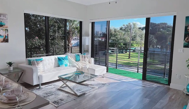 Live lux nearby the beach and downtown WPB/Gym/Ev