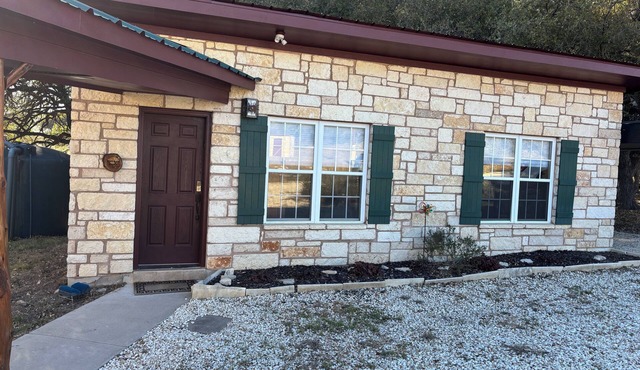 Live Oak Annex - a charming 1-bedroom cabin at a ranch in Lampasas, Texas