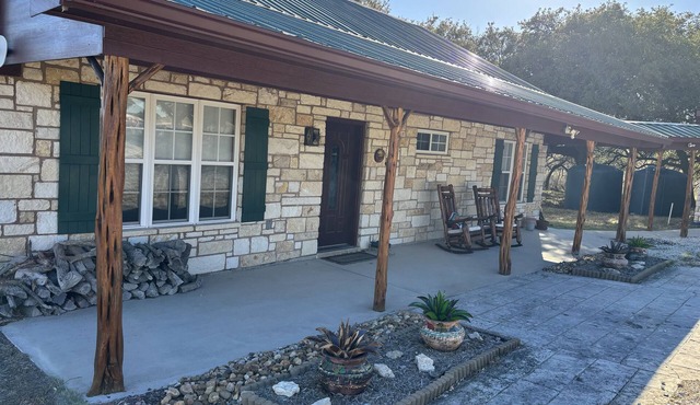 Live Oak Combo - Cabin & Annex - 3 bedrooms for larger groups outside Lampasas