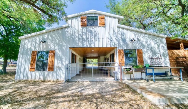 Live Oak Lodge ↠ Rustic Barndo w Dog (or Kid) Run, Pickleball