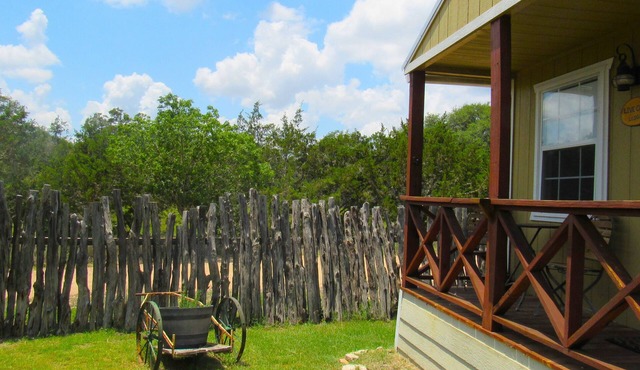 LIVE OAK LODGE: Charming Cabin at THE ALEXANDER AT CREEK ROAD for 2-4 Guests