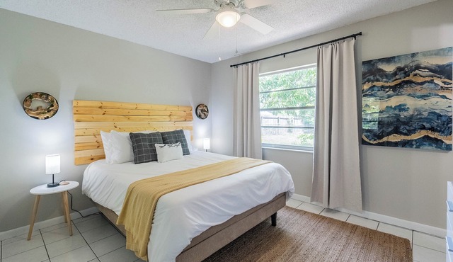 Live Oak Oasis - Getaway Close to Legoland! Sleeps 8 Guests, Fenced yard, Games