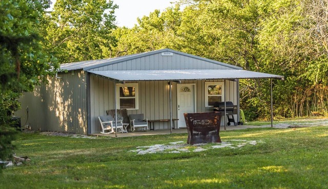 Live Oaks Lodge Retreat with 8-12 Sleeping Capacity