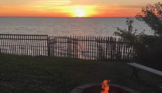 Live on the Lake! 3 Bdr, huge living room, fire pit, cabana, SUNSETS and FUN!
