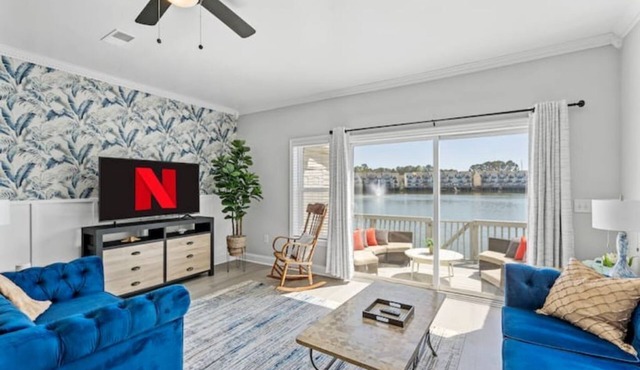 ⭐Live on the Water! Lake Palmetto Palm w/Patio - 10Min to Downtown & Beaches⭐