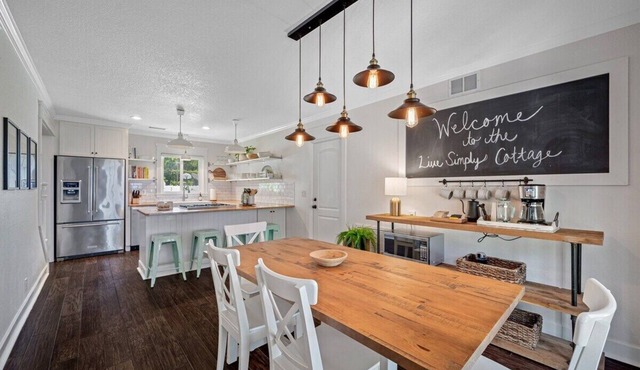 Live Simply Cottage: Spacious 4-Bedroom Home in Clearwater